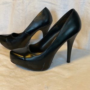 Black pumps